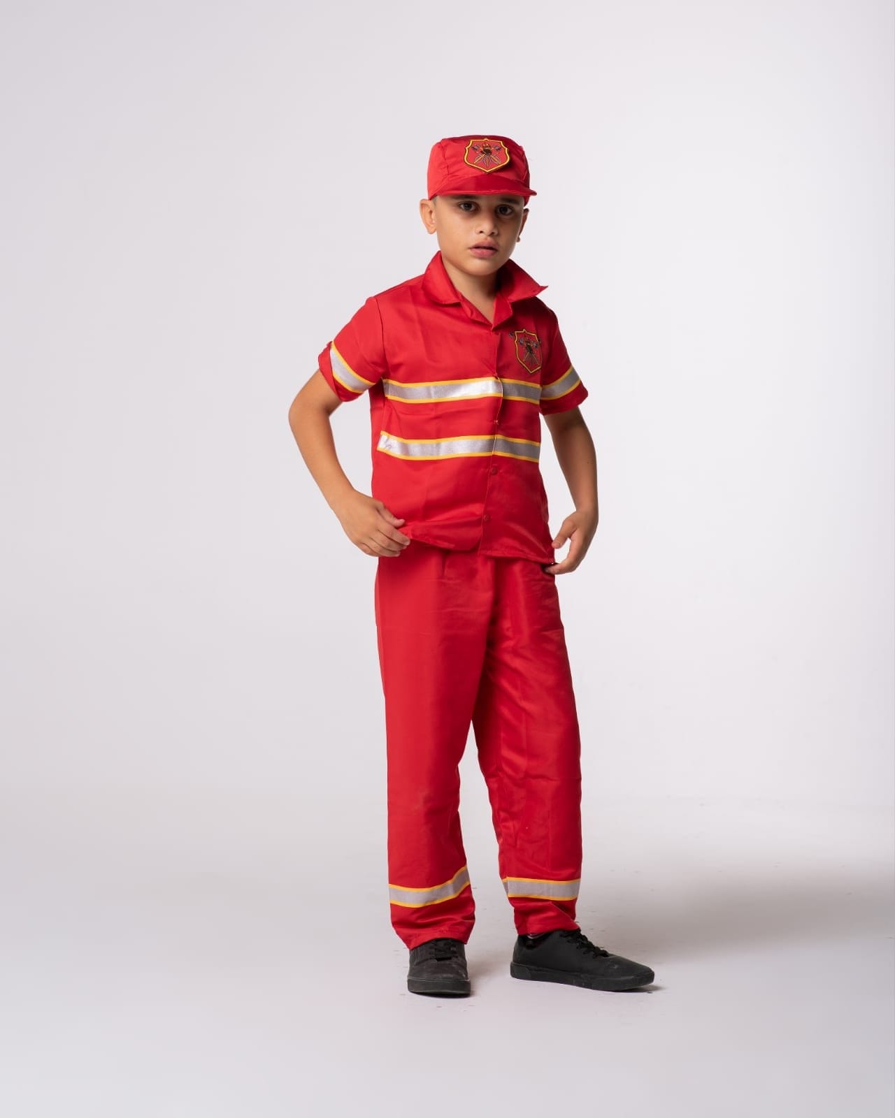 Fantasia infantil de bombeiro para brincadeira de resgate imaginário